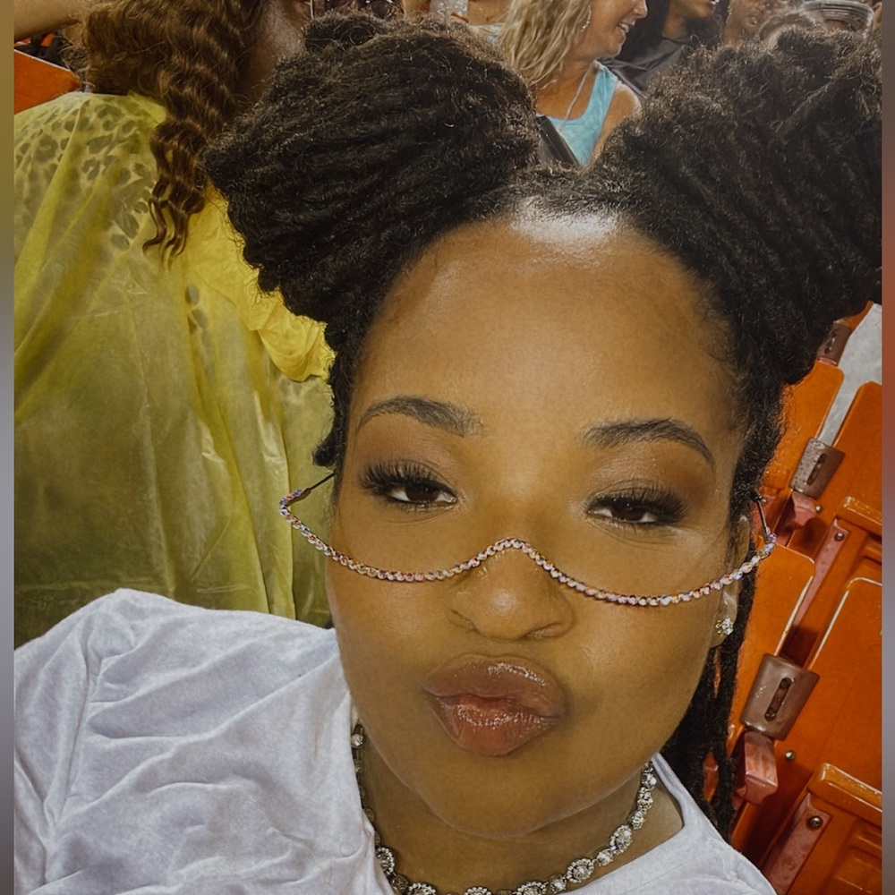 Meet your Posher, Talia